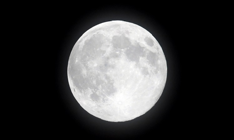 ​Уфологи обнаружили сенсацию на Луне – на поверхности спутника найдены фрагменты военной техники