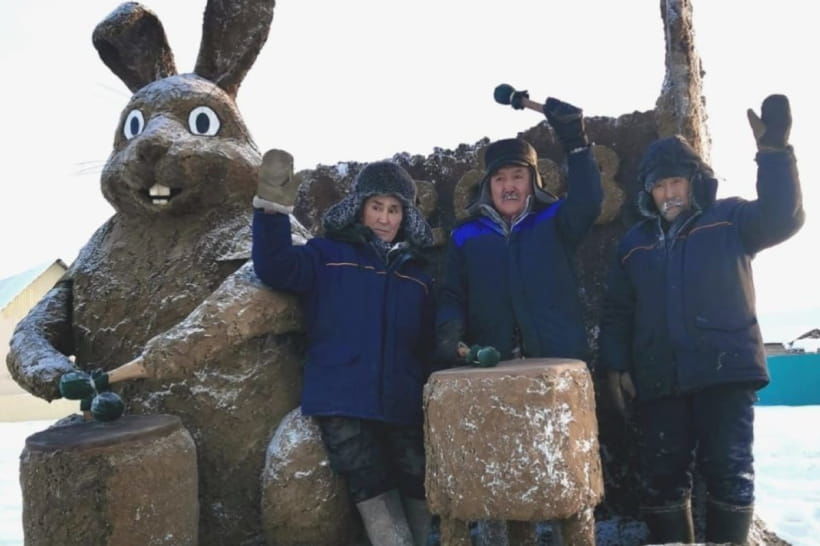 Сделано "из г**на и палок": в Якутии установили скульптуру кролика из навоза