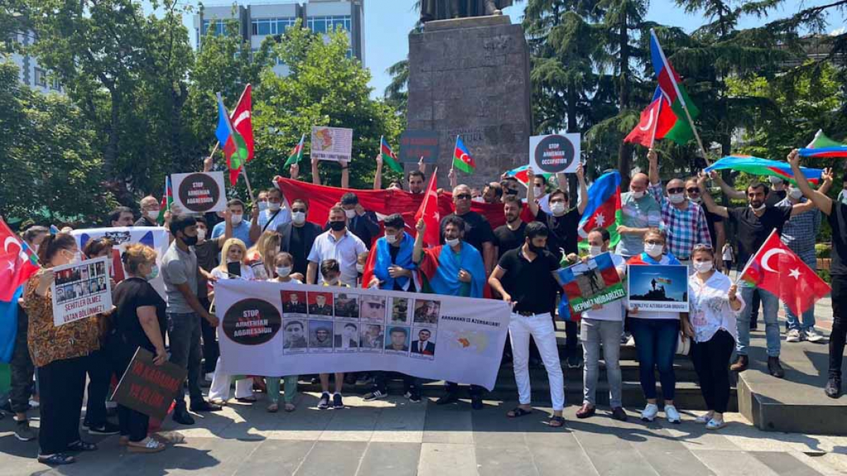 "Путин, уходи из Азербайджана!" - Баку охватили протесты против ввода войск РФ в Карабах