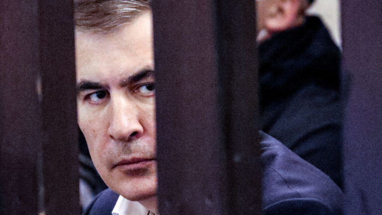Саакашвили просит США и ЕС оказать помощь и спасти жизнь - Politico