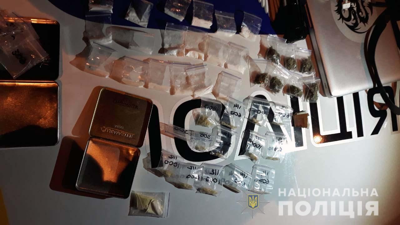 Опасный гость из страны-агрессора: в Киеве был задержан россиянин с полной сумкой наркотиков - кадры