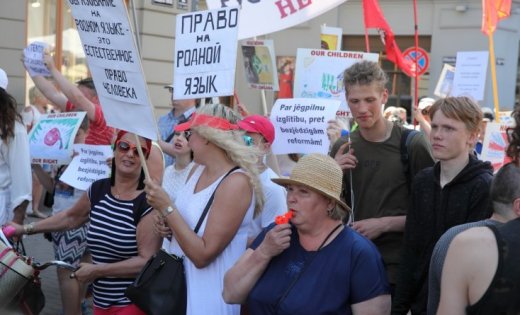 "Мы возьмем власть в Латвии", - заявили участники митинга "за русский язык" в Риге 