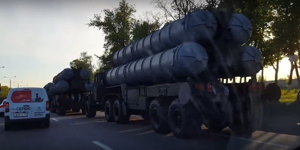На границе РФ с Украиной гигантская "пробка" из ракетных комплексов, бронетехники и артиллерии. Видео очевидцев
