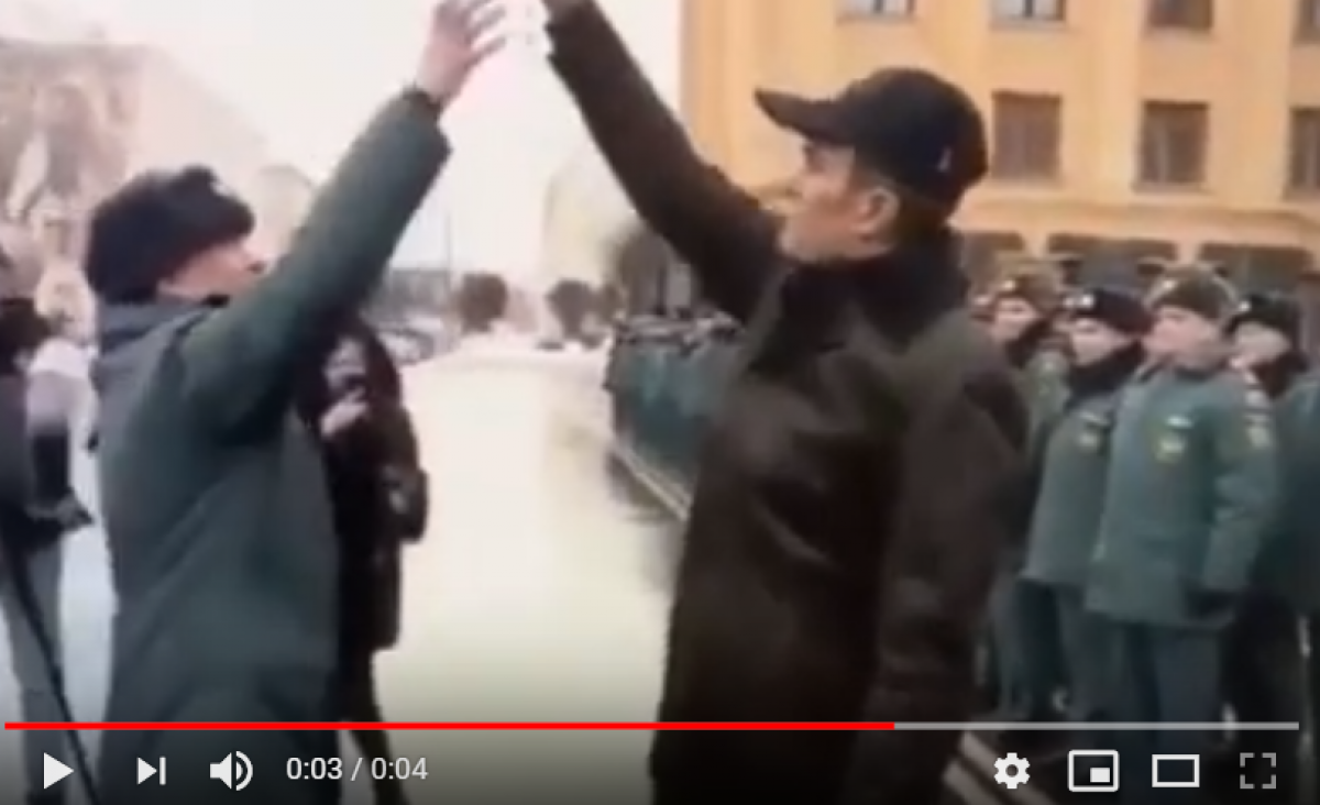 В России глава Чувашии заставил офицера МЧС прыгать, "как собачка", за ключами от служебного авто: видео скандала
