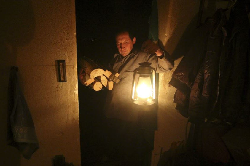 ​Оккупант погрузил Луганск во тьму: Луганщина "парализована" масштабным блэкаутом, нет электричества, связи и воды