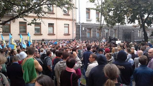 В Киеве митингующие требуют от Порошенко отправить подмогу в Иловайск