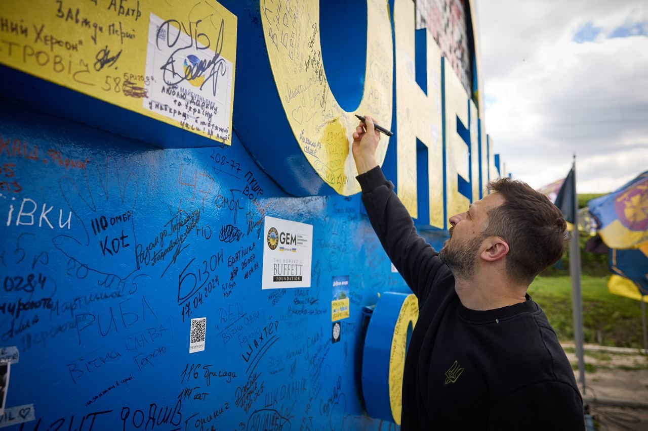 Оставил автограф: Зеленский показал, как расписался на легендарной стеле в Донецкой области