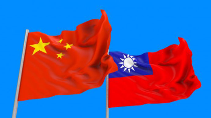 Китай снова подбирается к Тайваню: 13 военных самолетов нарушили воздушное пространство