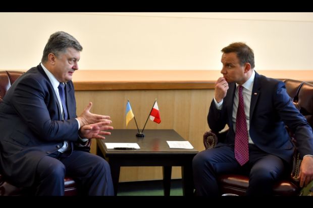 Просим прощения и прощаем: Петр Порошенко пригласил главу Польши почтить память украинцев, погибших от рук польских националистов в селе Сахрынь