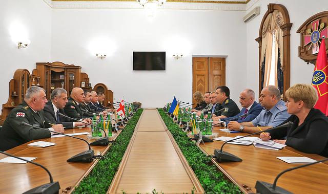 Министр обороны Полторак встретился с начальником Генштаба грузинской армии: Украина и Грузия - это пояс безопасности для европейских стран