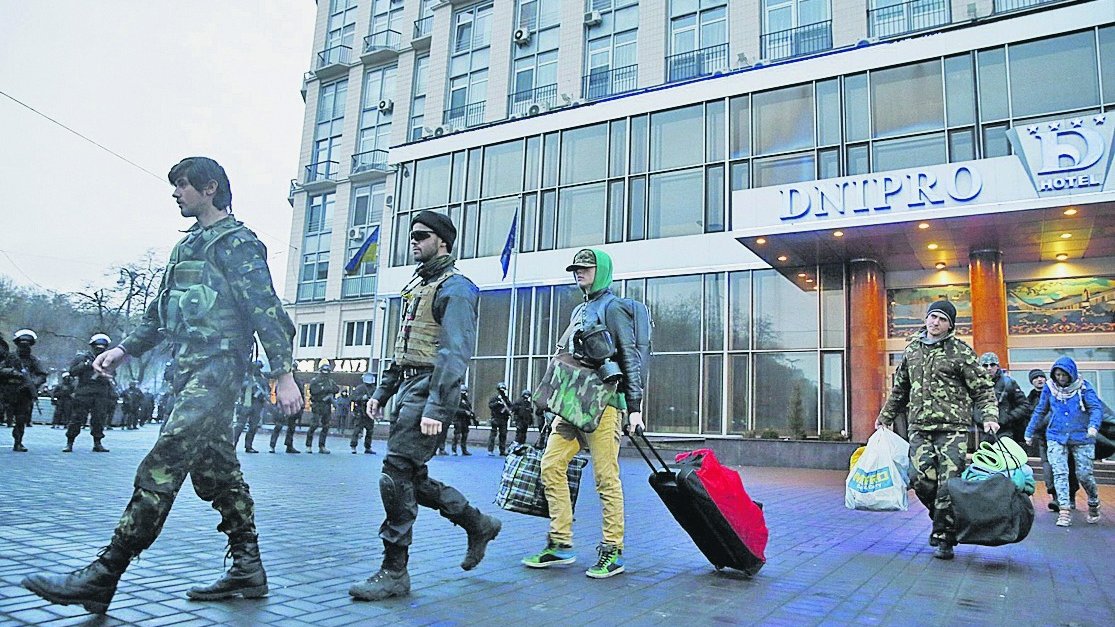 Пьяные дебоши и стрельба: "Правый сектор" со скандалом выселили из гостиницы в Киеве