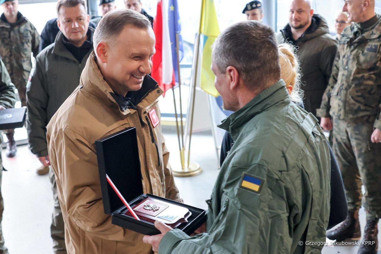 Президент Польши Дуда встретился с бойцами ВСУ, которые тренируются на танках Leopard 2, – кадры