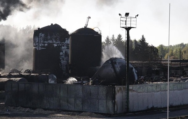 На нефтебазе под Киевом горит один резервуар