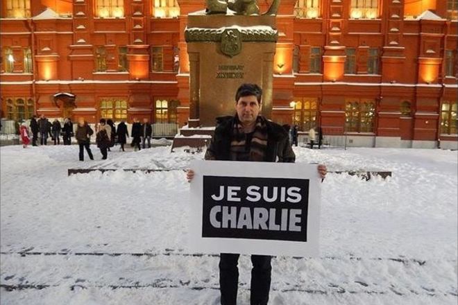 Суд Москвы приговорил активиста к 38 суткам тюрьмы за поддержку Charlie Hebdo и Навального