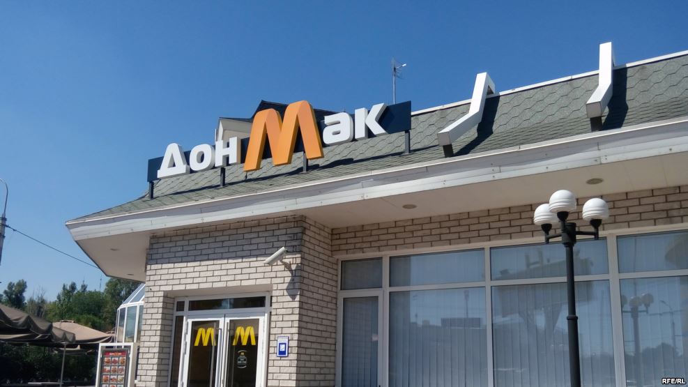 “Скоро терпение кончится” – “донецкие хунтики” расписали отжатый McDonalds ругательствами в адрес “ДНР”