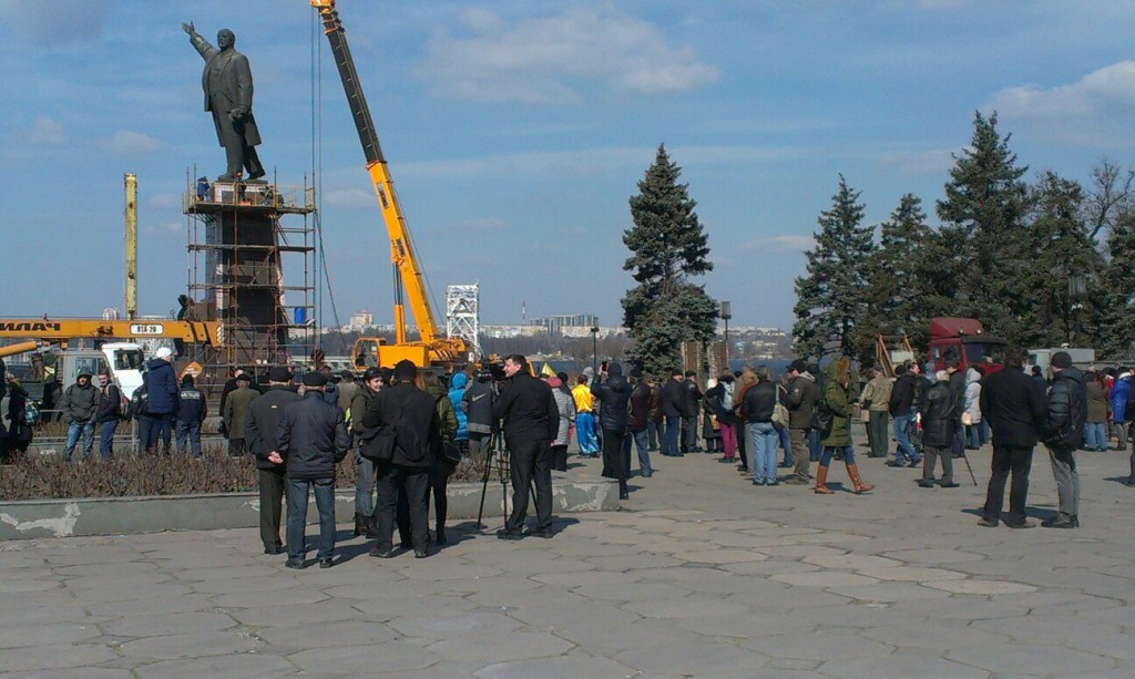 Демонтаж памятника Ленину в Запорожье: огромный кран зацепил голову вождя