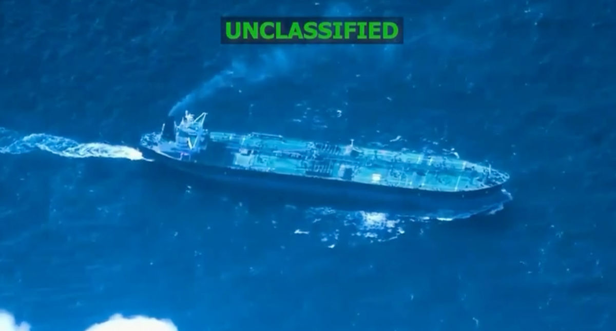 США задержали седьмой "теневой" танкер с венесуэльской нефтью – в Сети показали видео операции