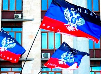 В Донецке на площади Ленина активисты развернули большой флаг ДНР