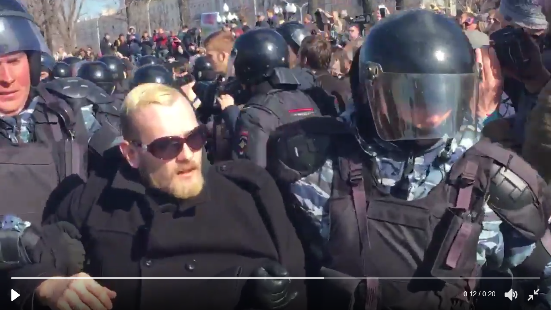 В Москве полиция начала жесткую зачистку центральной площади от протестующих: СМИ опубликовали видео первых столкновений с ОМОНом (кадры)