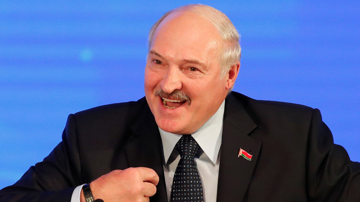 Лукашенко: РФ "трясет" из-за визита Помпео, а сама же взасос целуется и "ублажает" США