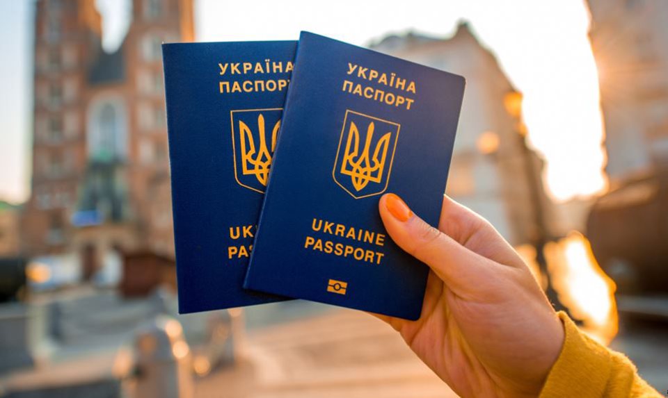 Порошенко "разгромил" российский паспорт и объяснил, чем украинский лучше