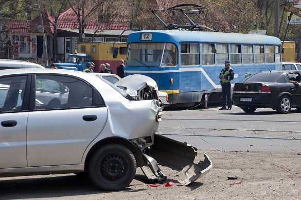 ДТП в Одессе: трамвай сошел с рельс и врезался в легковушку с киевскими номерами