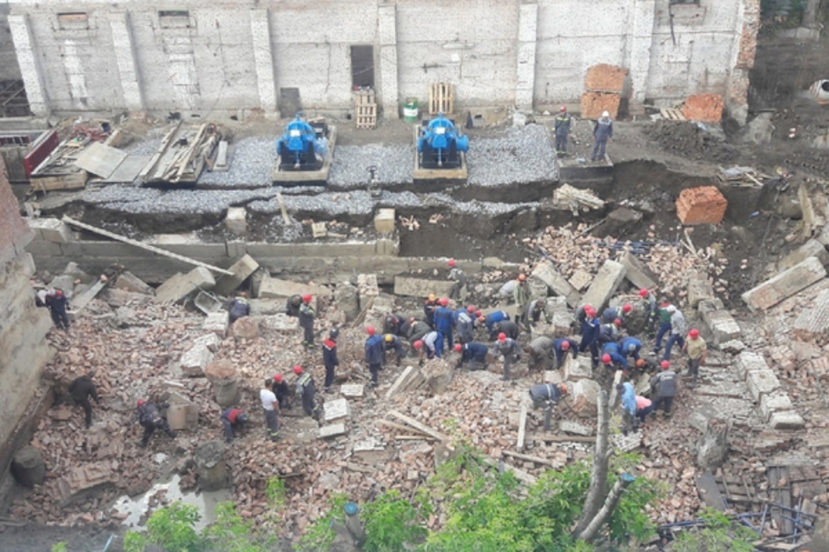 Падение стены в Новосибирске: под завалами более 10 человек – кадры