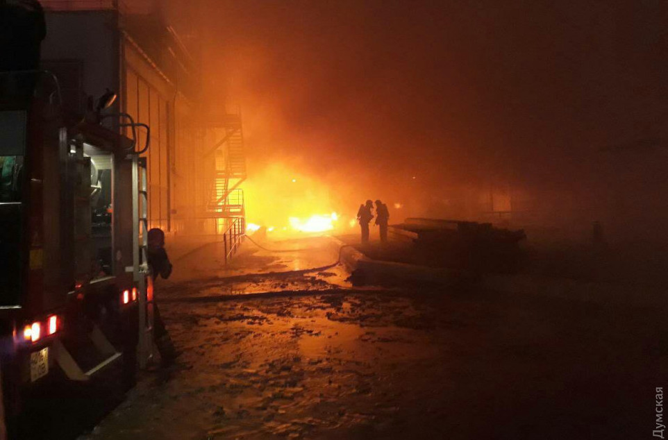 ​Под Одессой пылает маслоперерабатывающий завод, огонь распространяется молниеносно - первые кадры