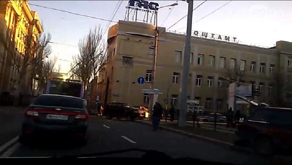 СМИ: в центре Донецка джип ДНР влетел в "Жигули". Есть жертвы