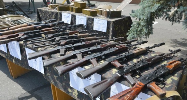 В СБУ продемонстрировали гигантский оружейный арсенал, изъятый у нардепа Надежды Савченко, – кадры