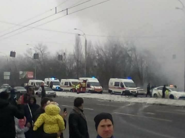 Страшное ДТП в Киеве: фура выехала на "встречку" и врезалась в микроавтобус с пассажирами – кадры