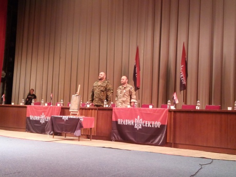 Официально: «Правый сектор» не идет на выборы и требует референдум