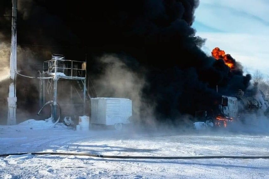 ​В Сибири пылает нефтебаза: огонь бьет вверх на десятки метров, Ангарск в черном дыму