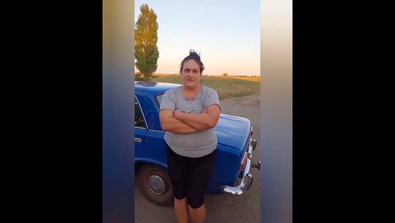 ​Коллаборанты в Мелитополе заставили женщину на камеру петь гимн СССР: кадры
