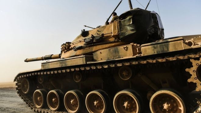 Танковые подразделения Турции пересекли границу Сирии и начали наступательную операцию вглубь страны