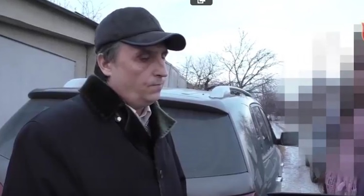 В Луганске сепаратисты опубликовали видео обыска у блогера Геннадия Беницкого и рассказали о "террористических" находках в его доме