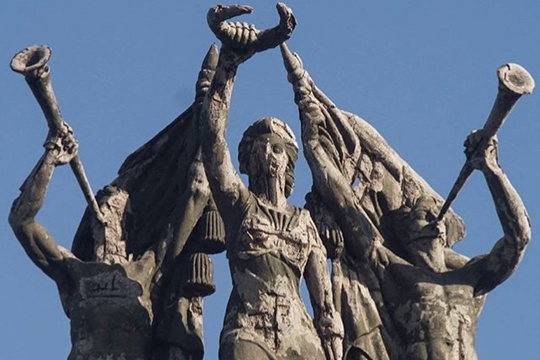 ​В Алчевске стихийно возник памятник оккупации - кадры с "вестниками апокалипсиса"