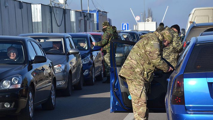Три грузовика с контрабандой были задержаны в зоне АТО украинскими военнослужащими: принято решение о поощрении – штаб АТО