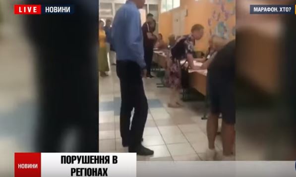 Женщина устроила "спектакль со смертью" на избирательном участке в Киеве – видео