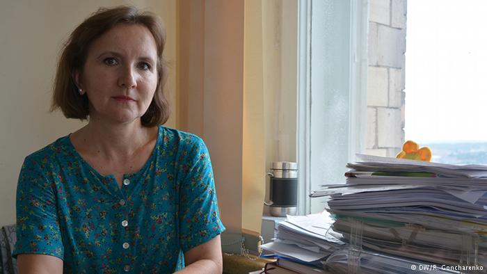 Из России в адрес русского филфака украинского вуза начали поступать угрозы, рассказывает Людмила Педченко: “Нам писали, что мы фашисты, и что нас выбросят в окно”