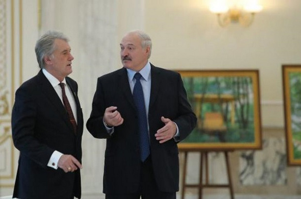"Закрылся и полдня провел в одиночестве", - разговор с Ющенко выбил Лукашенко из "колеи"