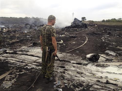 Малайзия направляет поисковую команду на место падения "Боинга-777" под Донецком