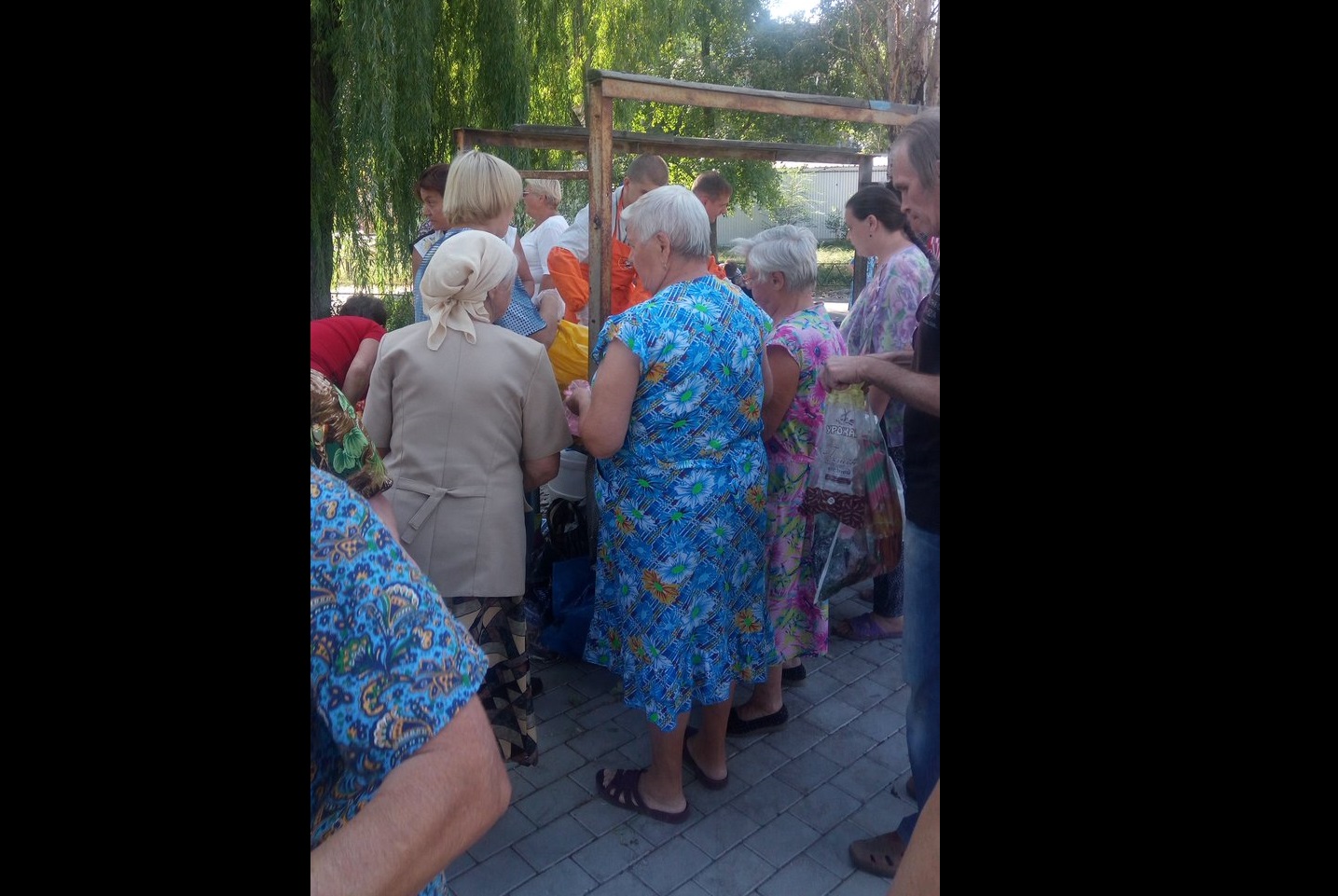 Пятый год оккупации Донбасса: соцсети поразило фото бесплатной кормежки пенсионеров в Донецке 