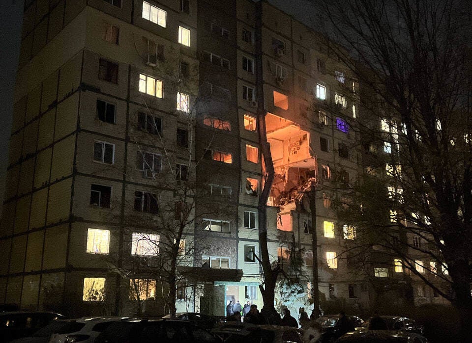 Войска РФ нанесли удары по Днепру: под завалами многоэтажки ищут людей, часть города в блэкауте