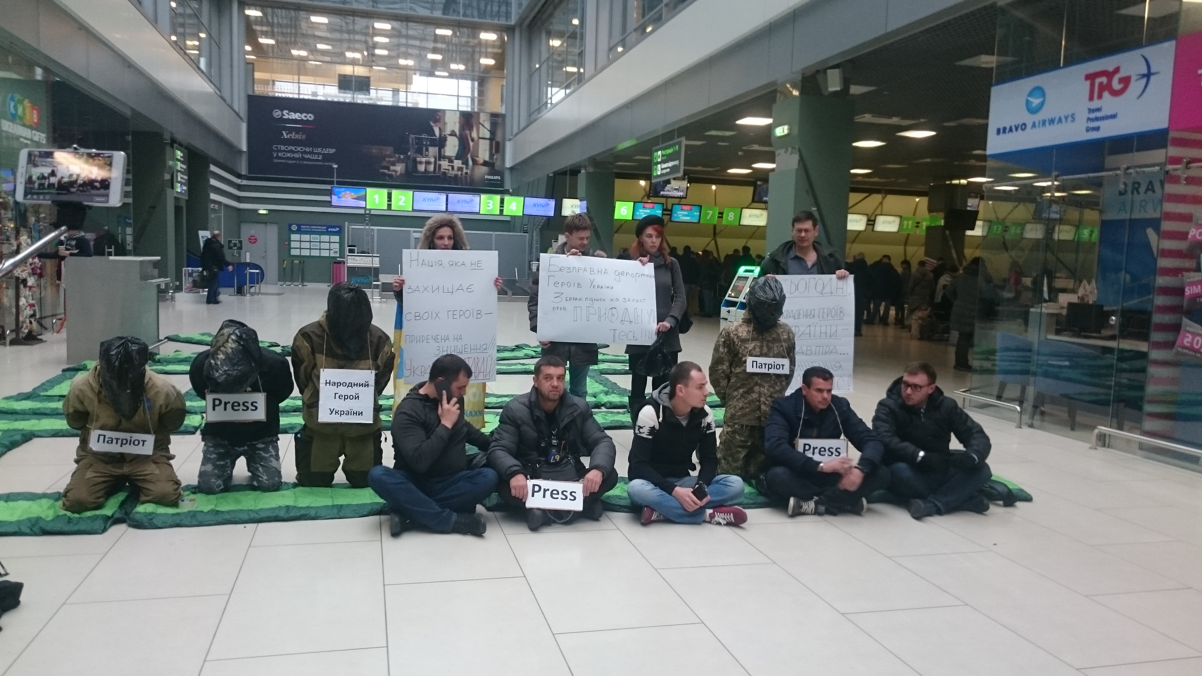 Соратники Саакашвили протестуют в аэропорту "Жуляны" - активисты из партии Михо вышли против незаконного задержания граждан Грузии