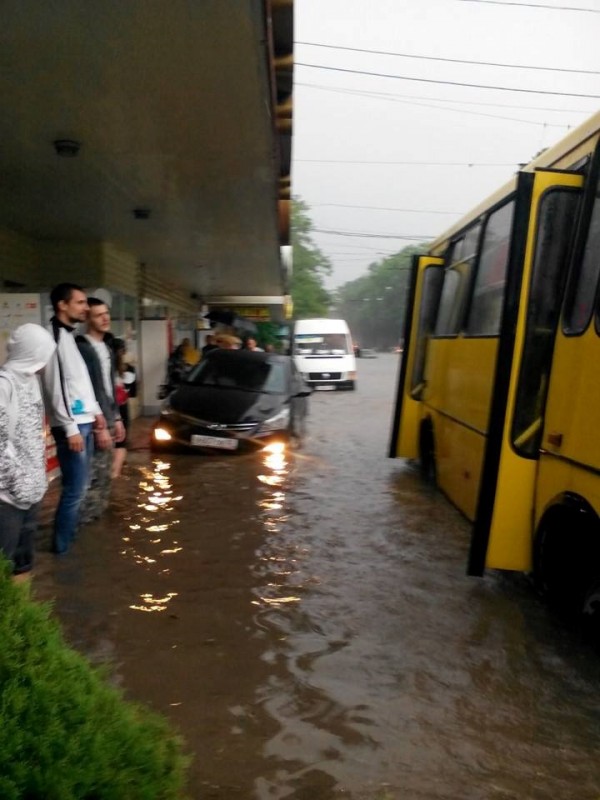 Потоп в Симферополе: дороги превратились в реки, машины в воде