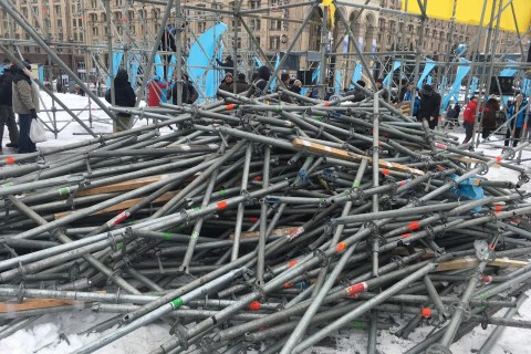 В столице закончился митинг сторонников Саакашвили - приверженцы оппозиционера демонтировали металлические конструкции на Майдане