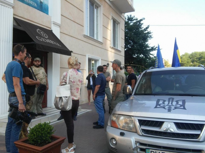 Украинские активисты в одесской гостинице блокируют пророссийских политиков из Польши