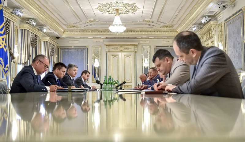Порошенко: Формат заседаний контактной группы по Донбассу будет изменен