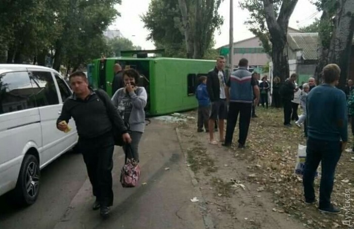 В Одессе перевернулась маршрутка: пострадало до десяти человек, большинство из них получили легкие телесные повреждения